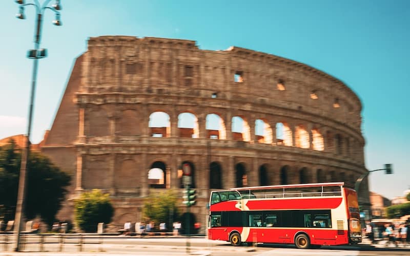 Autobuz Hop-on/hop-off în Roma, în fața Colosseumului