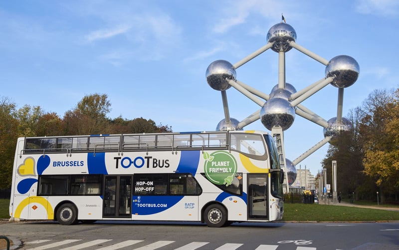 Hop-on/hop-off Bruxelas: Tootbus em frente ao Atomium