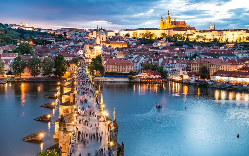 Prag: Karlsbron på kvällen
